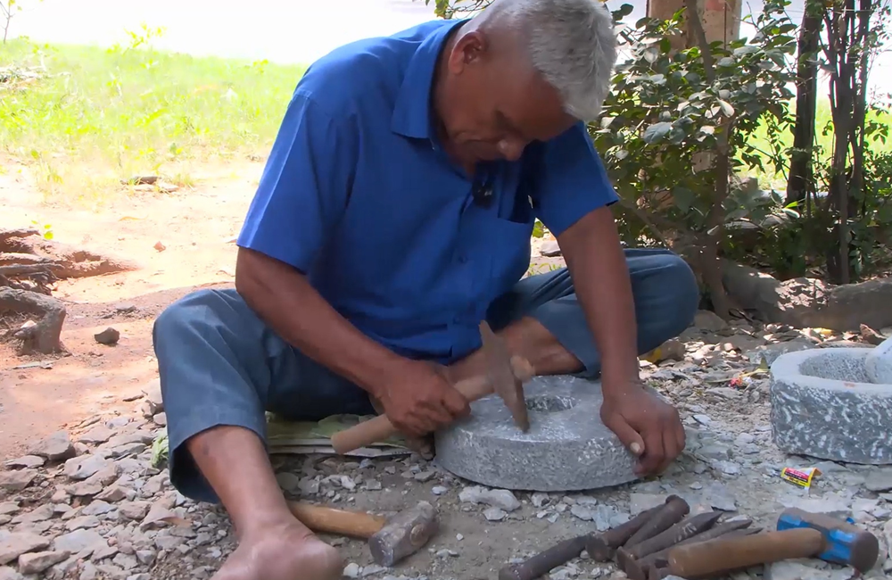 છોટાઉદેપુર તાલુકાના ઝોઝ ગામના કરસનભાઈ સલાટની પરંપરાગત પથ્થર કળાની ગાથા